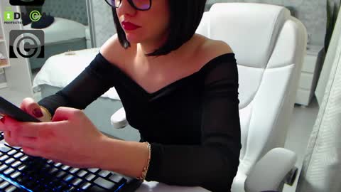 Snapshot of dear_ellisse chatting on January 22, 9:24 am Elly online show from January 22, 9:24 am