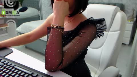 Snapshot of dear_ellisse chatting on March 1, 1:51 pm Elly online show from March 1, 1:51 pm