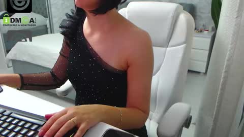 Snapshot of dear_ellisse chatting on October 7, 8:44 am Elly online show from October 7, 8:44 am