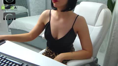 Snapshot of dear_ellisse chatting on October 9, 8:12 am Elly online show from October 9, 8:12 am