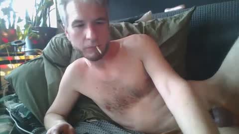 Snapshot of deebo1987 chatting on January 2, 9:33 am Deen online show from January 2, 9:33 am