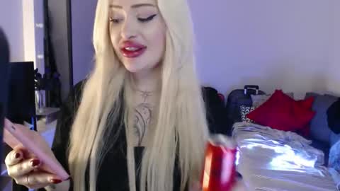 Snapshot of deewhitee chatting on April 29, 1:43 am Jenna online show from April 29, 1:43 am