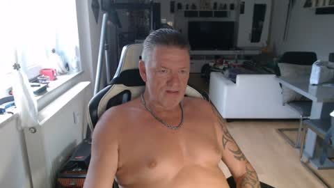 Snapshot of deinprinz2312 chatting on July 4, 4:18 am deinprinz2312 online show from July 4, 4:18 am