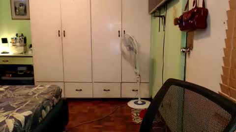 Snapshot of deliciosats chatting on December 3, 1:57 am Mercedes online show from December 3, 1:57 am