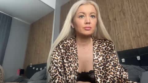 Mia online show from May 21, 7:37 am