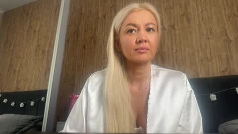 Mia online show from May 22, 7:15 am