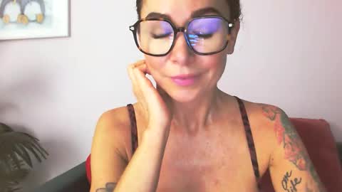 Snapshot of delilah_sweet chatting on October 17, 7:33 am delilah_sweet online show from October 17, 7:33 am
