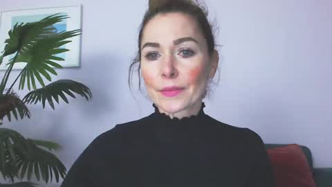 Snapshot of delilah_sweet chatting on June 15, 3:25 pm delilah_sweet online show from June 15, 3:25 pm