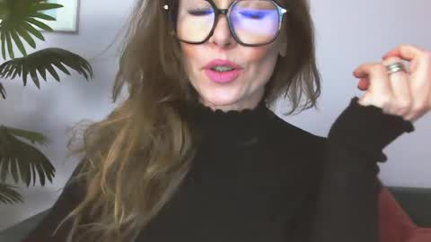 Snapshot of delilah_sweet chatting on June 16, 2:41 pm delilah_sweet online show from June 16, 2:41 pm