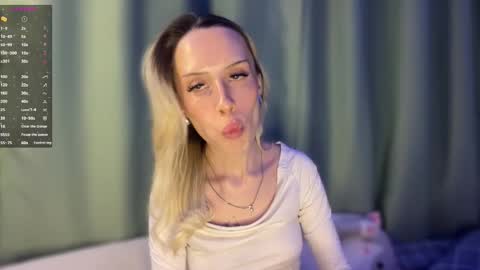 Della online show from February 22, 7:01 pm