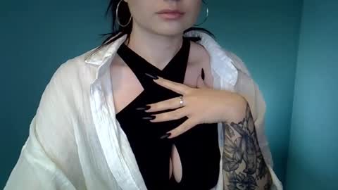 dellacrush_ online show from February 20, 5:40 pm