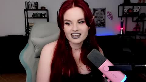 dellacrush_ online show from April 8, 5:35 pm