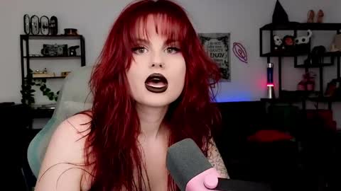 dellacrush_ online show from April 12, 6:24 pm