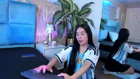 Snapshot of delphine_doll chatting on June 24, 1:54 pm Delia online show from June 24, 1:54 pm