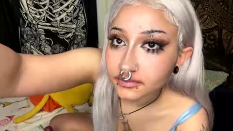 Snapshot of deluxxxeblu chatting on December 20, 2:41 am TankinBody online show from December 20, 2:41 am