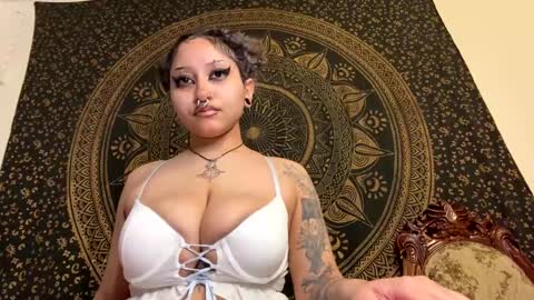 Snapshot of deluxxxeblu chatting on January 3, 8:00 am TankinBody online show from January 3, 8:00 am