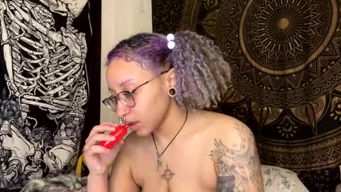 Snapshot of deluxxxeblu chatting on January 21, 4:10 am TankinBody online show from January 21, 4:10 am