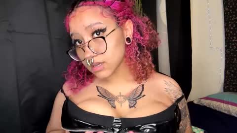 Snapshot of deluxxxeblu chatting on February 27, 3:47 am TankinBody online show from February 27, 3:47 am