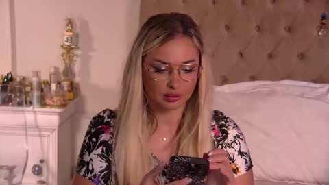 Snapshot of denisseperry chatting on November 10, 9:47 pm Ela online show from November 10, 9:47 pm