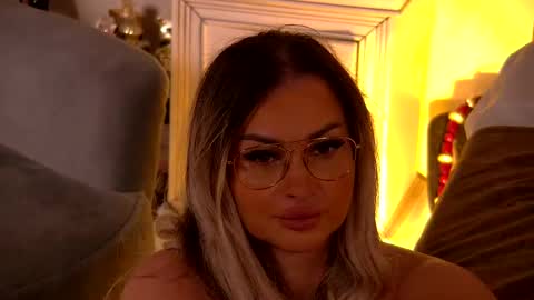 Snapshot of denisseperry chatting on May 26, 11:01 pm Ela online show from May 26, 11:01 pm