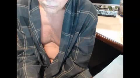 Snapshot of denn_jett chatting on December 18, 10:21 am Den Jet online show from December 18, 10:21 am