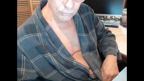 Snapshot of denn_jett chatting on December 23, 10:35 am Den Jet online show from December 23, 10:35 am