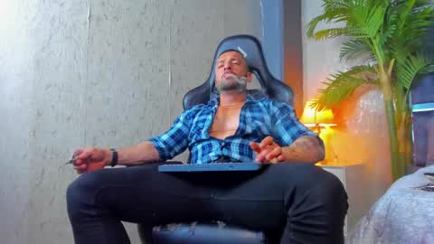 dennis_cox_ online show from February 17, 2:26 pm