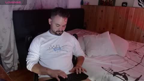 Snapshot of dereck_mills3 chatting on February 25, 4:11 am Dereck Mills3 online show from February 25, 4:11 am