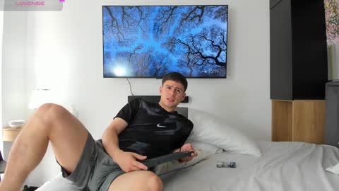 Derek Hussain online show from February 4, 8:17 pm