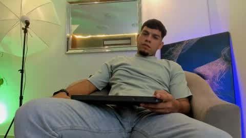 Snapshot of derek_simeon chatting on November 4, 12:04 pm derek online show from November 4, 12:04 pm