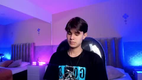 derek_sinn online show from April 21, 1:42 am