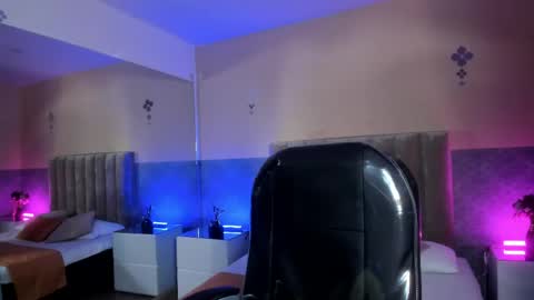 derek_sinn online show from April 22, 8:32 pm