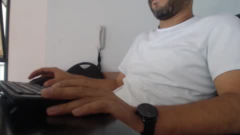 Snapshot of derrik_ chatting on December 4, 4:27 pm online show from December 4, 4:27 pm