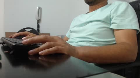 Snapshot of derrik_ chatting on December 18, 11:45 am online show from December 18, 11:45 am