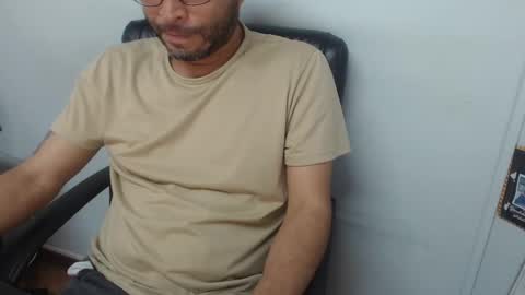 Snapshot of derrik_ chatting on November 9, 3:32 pm online show from November 9, 3:32 pm