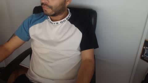 Snapshot of derrik_ chatting on November 17, 12:44 pm online show from November 17, 12:44 pm