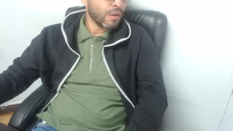 Snapshot of derrik_ chatting on January 10, 11:12 am online show from January 10, 11:12 am