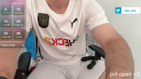 Snapshot of dertom_xxx chatting on June 19, 2:43 pm Tom online show from June 19, 2:43 pm