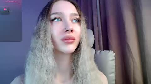 Snapshot of des_ch chatting on May 14, 5:42 pm Ari online show from May 14, 5:42 pm