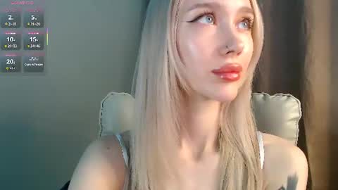 Snapshot of des_ch chatting on August 6, 3:25 pm Ari online show from August 6, 3:25 pm