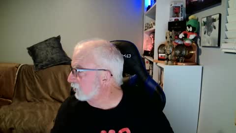 Snapshot of desertknight56 chatting on December 4, 3:26 am D K online show from December 4, 3:26 am