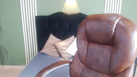 Desiring Angel online show from December 6, 10:05 am