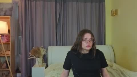 Snapshot of dessiehollembaek chatting on October 29, 12:18 pm kristine online show from October 29, 12:18 pm