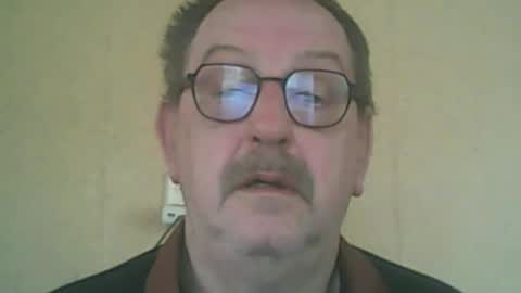 Snapshot of destelp chatting on April 18, 1:15 pm destelp online show from April 18, 1:15 pm