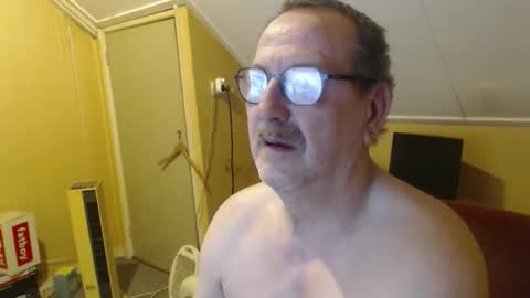 Snapshot of destelp chatting on April 18, 9:48 pm destelp online show from April 18, 9:48 pm