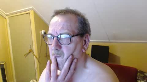 Snapshot of destelp chatting on April 30, 8:57 pm destelp online show from April 30, 8:57 pm