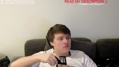 Snapshot of devantheplug chatting on December 7, 12:41 am Devan online show from December 7, 12:41 am