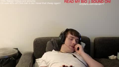 Snapshot of devantheplug chatting on December 24, 4:00 am Devan online show from December 24, 4:00 am