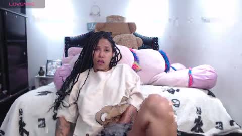 Snapshot of devi_black_13_ chatting on May 6, 1:36 am devi_black_13_ online show from May 6, 1:36 am