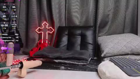 Snapshot of devil_s_bride chatting on March 8, 2:23 am devil_s_bride online show from March 8, 2:23 am